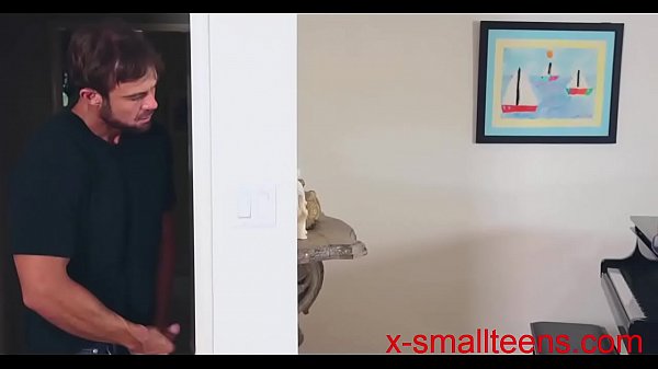 Cameriera carina e magra pagata in topless, pompino