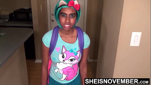 Die betrügende schwarze Studentin Sheisnovember schleicht sich aus dem Unterricht, wird dabei erwischt, wie sie ihren Stiefvater anlügt. Sie wird dazu gezwungen, das schwanzbestückte Reverse-Cowgirl zu reiten, nachdem sie einen Blickkontakt-Blowjob gegeben hat, während sie halbnackt beim Sex auf Msnovember ist