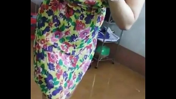 E Trang Nguyễn Bigo lộ khe ngực khi đang tắm