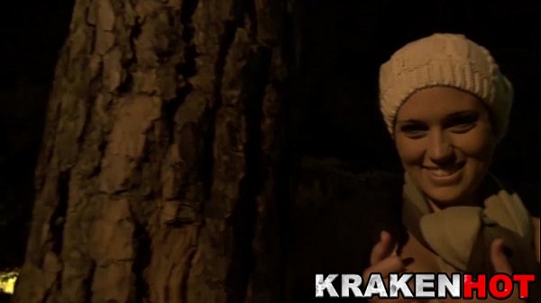 Lustiges junges Mädchen, das nachts im Park provoziert