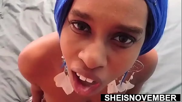 我的妻子在工作，所以我找到我的继女进行快速口交，年轻性感的极客 Sheisnovember 跪在床上，饥渴的继父 BBC 在她嘴里，赤裸着大乳头和自然乳房下垂，在射精前下垂