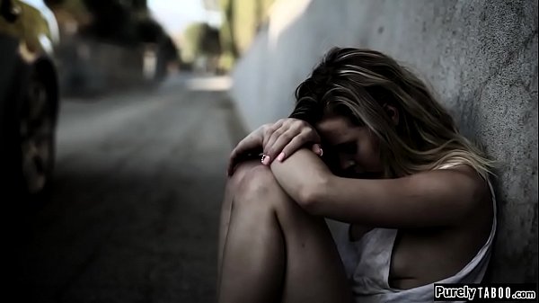 Adolescente sin hogar recogido y atraído al sexo