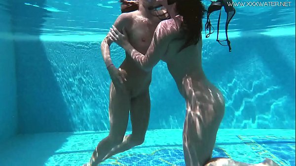 Jessica e Lindsay nuotano nude in piscina