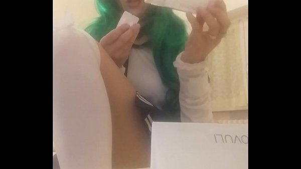 guarda cosa fa la tua piccola dopo... cosa c'è nella sua mano?