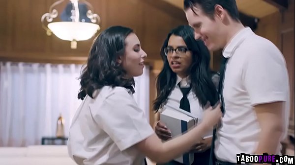 La adolescente nerd Casey Calvert fue su compañera de clase Vienna Black y no esperaba comenzar una sesión de tríos con Vienna y su hermanastro Justin Hunt.