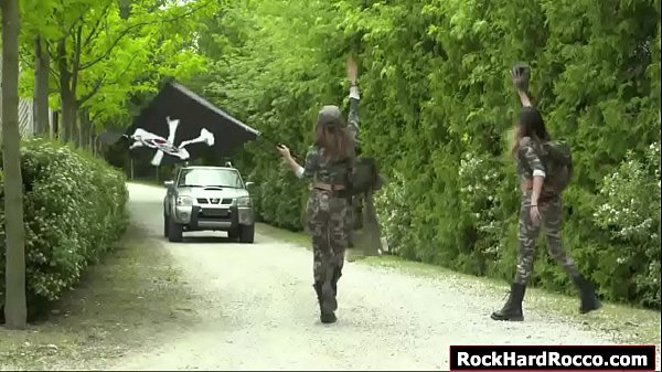 Zwei Army-Teenager lutschen und rammen einen Schwanz