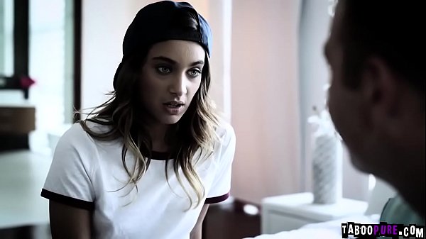 Le demi-frère en chaleur Chad White a donné à sa demi-soeur adolescente lesbienne Uma Jolie une leçon de sexe torride et a dévirginisé sa chatte serrée d'adolescente.