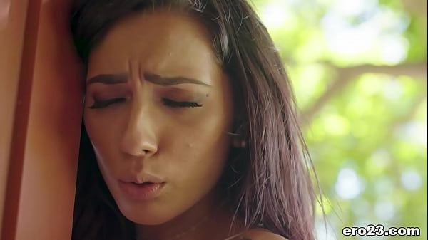 Attraktives brünettes Teenager-Mädchen