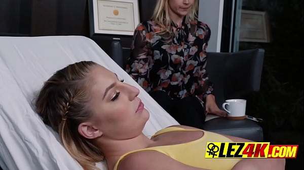 Bionda MILF confusa si fa mangiare la figa dal dottore RANDY