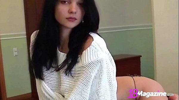 Fumar morena gostosa Katie Fey brinca com suéter e tanga!