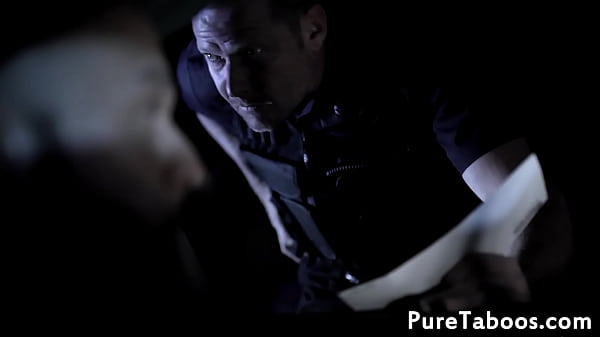 Süßes Teenie bei verbotenem Dreier gefickt