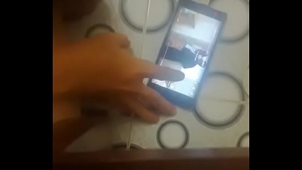 masturbarse en casa mientras miras películas de sexo