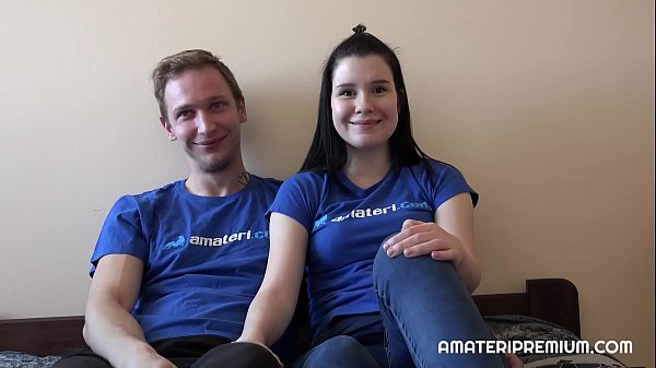 热辣的年轻女孩脱衣舞