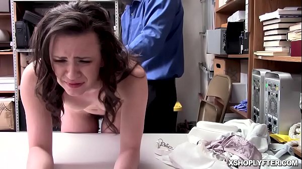 Dunkelhaariger Teenager wird vom LP-Offizier im Doggystyle gefickt!