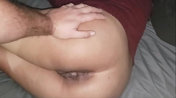 La studentessa di Nalgona è andata alla festa e il suo patrigno le fa visita durante la notte