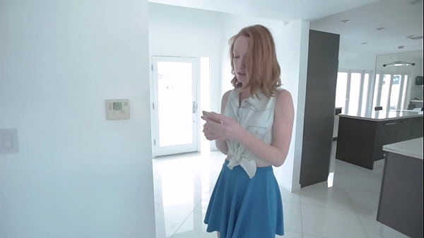 Katy cảm thấy con cặc của cô ấy trước khi đưa nó lên ghế sofa