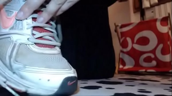 Piedi sporchi e sudati dopo una sessione di palestra con queste scarpe rotte e sporche