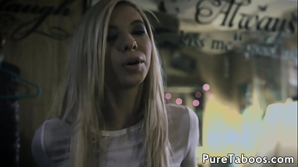 Tätowierte Gothic-Stiefschwester anal gefickt