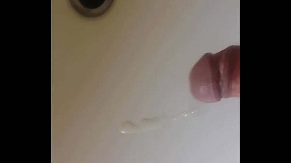 Ragazzo italiano si masturba e fa una super sborrata