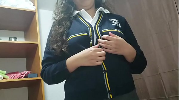 Teen sexy enjoys herself Video