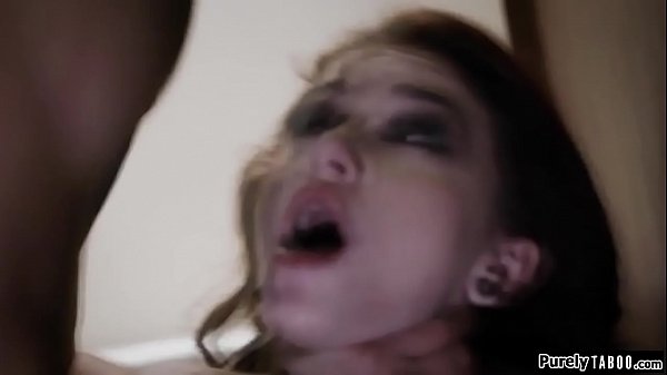 Adolescente chupa y eyacula en un baño público