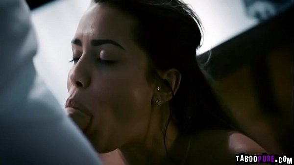 Alina Lopez willigt ein, Sex mit Dick zu haben und lässt sich die Muschi lecken, bevor sie sich einen Kopf schnappt