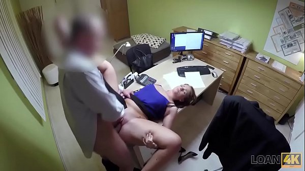 PRÊT4K. Blonde vient à l'agence de prêt et a des relations sexuelles sauvages pour de l'argent