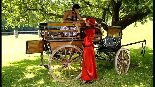 Những cô gái nóng bỏng và xinh đẹp đang phơi bày và vuốt ve dịu dàng