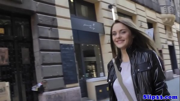 Una teenager britannica di classe piace al vecchio cazzo