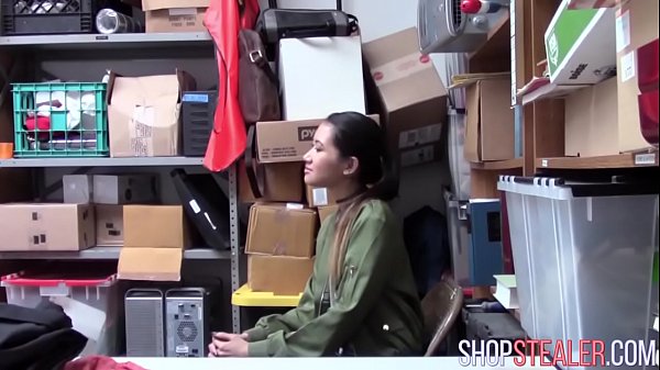 Kleiner Räuber gibt Blowjob und wird gebohrt