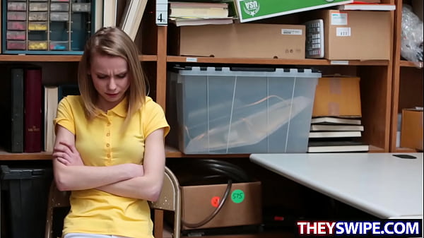 Un flic cloue une fille en train de glisser Catarina Petrov