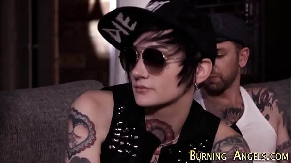 Il punk adolescente vizioso faceva jizz