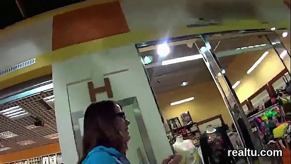 Attraktive tschechische Süße wird im Einkaufszentrum in Versuchung geführt und im POV gefickt