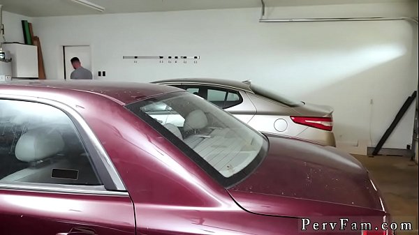 Un pervers britannique en culotte baise les demi-soeurs de ma belle-mère et de sa patronne