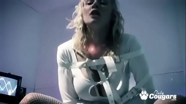 Cindy Berh und Valerie Pearl werden in der Klapsmühle gefickt