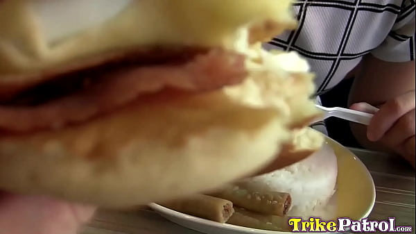 Süßer philippinischer Teenie mit dickem Hintern und rasierter Muschi wird hart gefickt