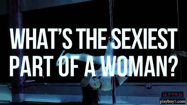 Kleine Latina-Teenagerin tanzt und zieht sich für den Playboy aus