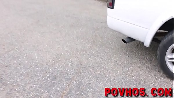 Amateur-Pov lutscht Eier und wird gefickt