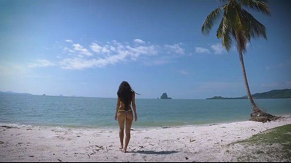 Micro bikini taquiné par une ado sexy qui se promène sur une plage