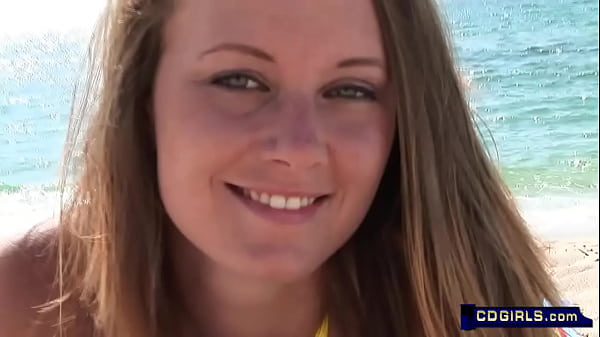 Ado amateur mignonne pour la première fois nue