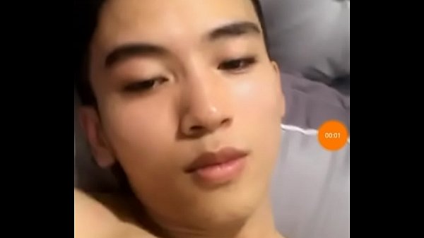 Un beau mec montre son visage