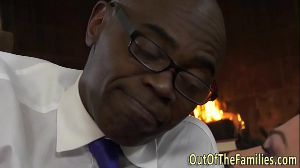 Amatoriale succhia una verga nera