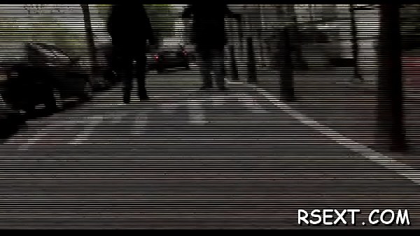 Heiße Nutte mit kleinen Titten besteigt einen harten Ladestock und rockt ihn