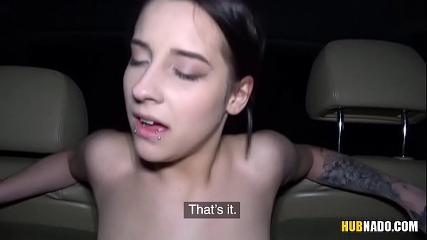 Universitária tcheca foi fodida em um carro # Charlotta Johnson