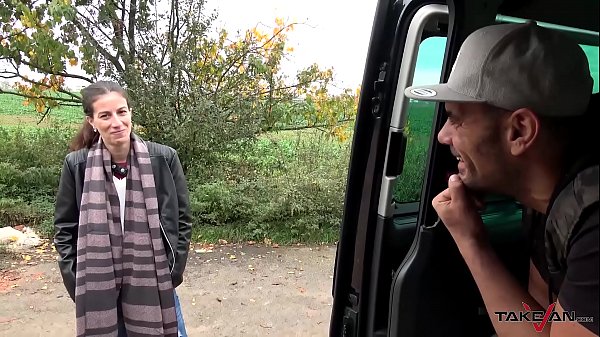 Pick-up-Babe mag es, in einem Take-Van einen Schwanz zu bekommen