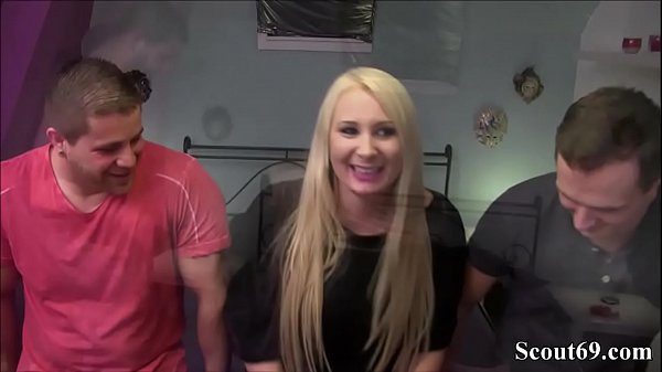 L'amatrice tedesca Anni scopa per la prima volta con un utente in un rapporto a tre