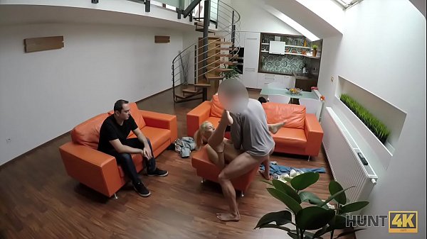HUNT4K. Kerl zählt Bargeld, während heiße Freundin Sex mit Fremdem hat