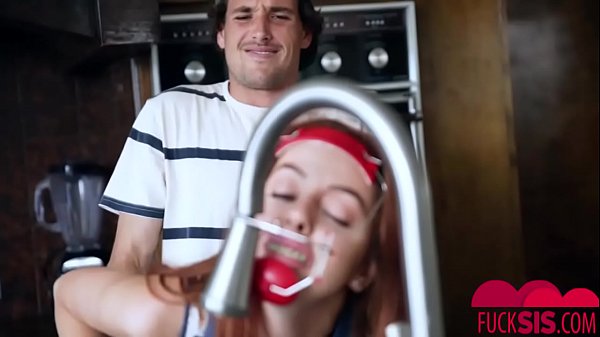 Cleo Bardot, Tyler Nixon in der Kopfbedeckung Hottie