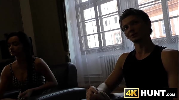 Una giovane ragazza guadagna i soldi per il fidanzato scopando uno sconosciuto