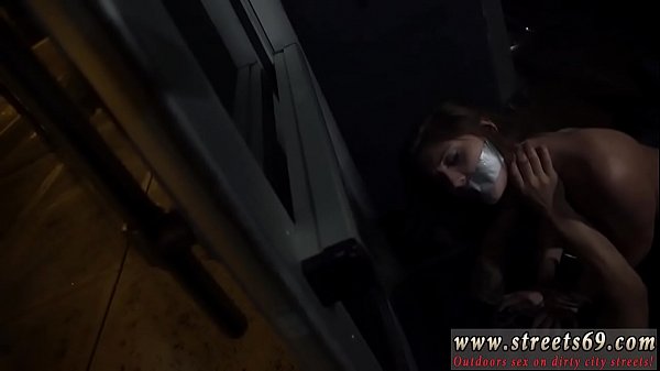 身材娇小的青少年烟熏眼亲爱的，JoJo Kiss 破产且孤独